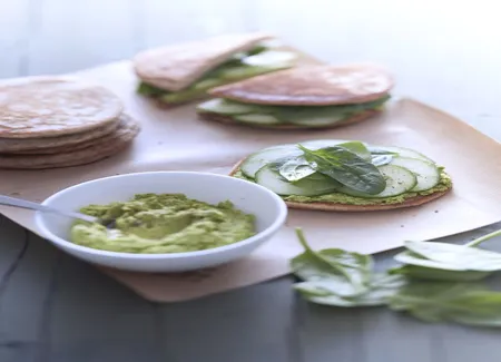 Pancakes au sarrasin, houmous de petits pois