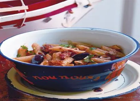 Pâtes au thon, à la tomate et aux olives