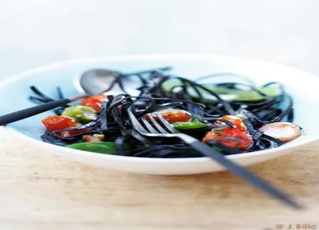 Pâtes noires aux légumes