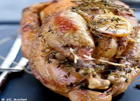 Pintade rôtie au citron et aux herbes
