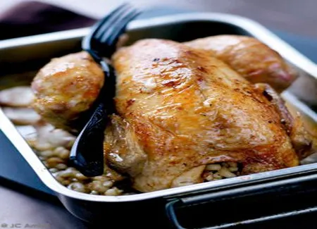 Poulet fermier rôti, fourré de coquillettes au foie gras