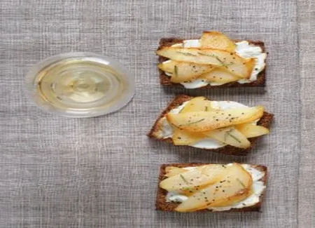 Pain d'épice au chèvre et poires rôties