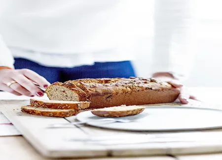 Pain d'épices aux abricots secs et noix de macadamia