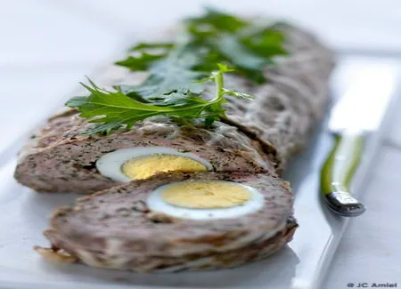 Pain de viande aux oeufs comme une bûche