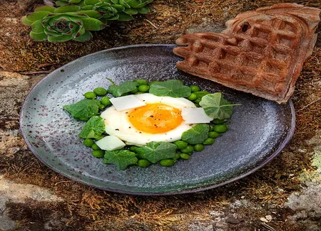 Pain gaufré à la feuille de figue, oeuf au plat, petits pois et feta
