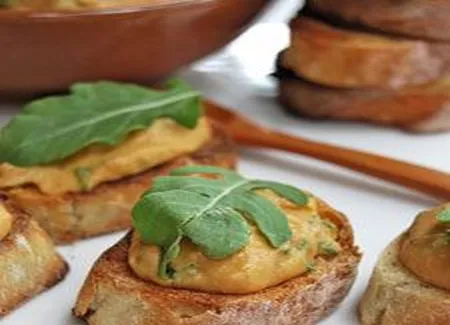 Pain grillé, haricots blancs et roquette