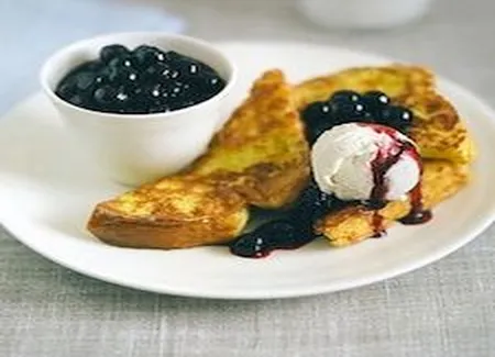 Pain perdu avec compote de bleuets chaude
