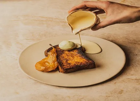 Pain perdu, crème anglaise à la poire, glace au yaourt à l'estragon