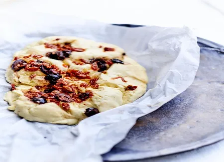 Pains plats au maïs, olives et tomates séchées