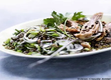 Palette de porc en salade de lentilles aux oignons