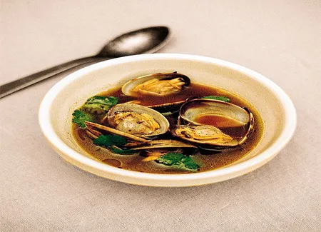 Palourdes et bouillon de champignons
