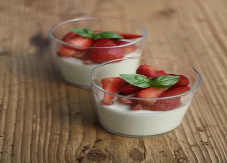 Panna cotta au basilic, fraises au balsamique