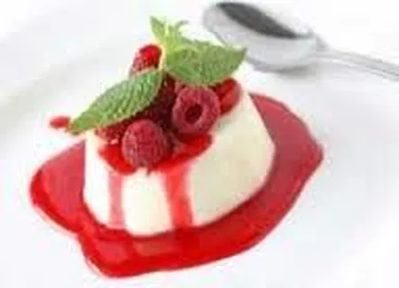 Panna cotta au chocolat blanc et coulis de framboises