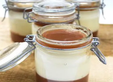 Panna cotta aux chèvre et chocolat blanc avec gelées de marron et d'espresso