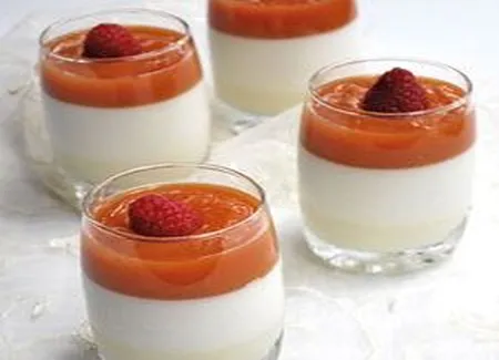 Panna cotta coco, purée de pêches à la camomille