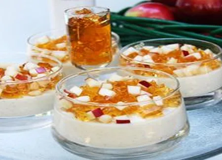 Panna cotta de yogourt à la vanille et au safran, gelée de cidre de glace