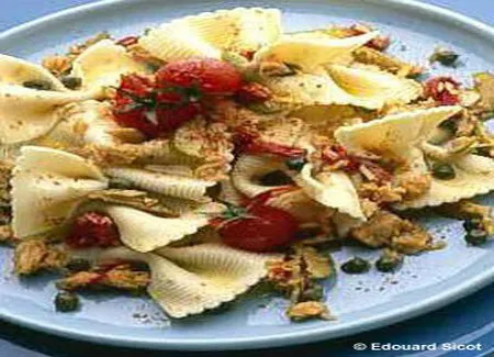 Papillons au piment, olives, thon et câpres