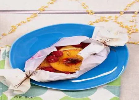 Papillotes de pêches et framboises à la cannelle