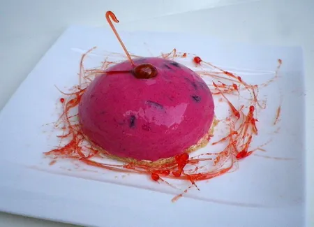 Parfait glacé à la betterave, chocolat blanc et cerises, dacquoise noisette