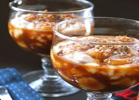 Parfaits au fromage cottage, caramel aux bananes et noix de coco