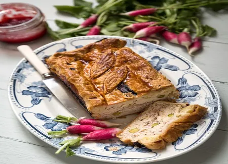 Pâté en croûte de poulet aux pistaches