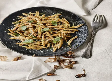 Pâtes à l'ail noir, basilic, et thym