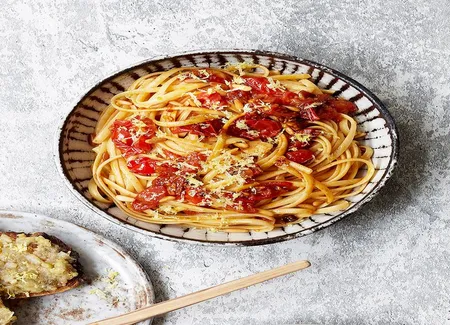 Pâtes à la tomate et zeste de citron râpé