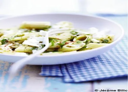 Pâtes au chèvre, pesto de menthe et pignons