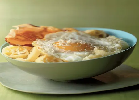 Pâtes aux oeufs frits et jambon croustillant