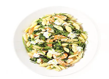 Pâtes crevettes, burrata et herbes