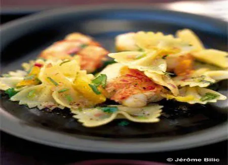 Pâtes papillons, langouste, sauce à l'orange