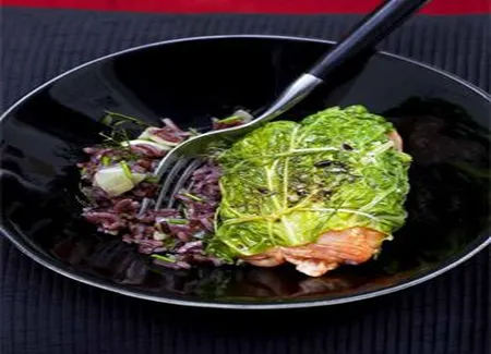 Paupiettes de chou au saumon et riz violet