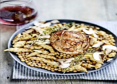 Paupiettes, risotto de pois blonds, crosnes et champignons frais