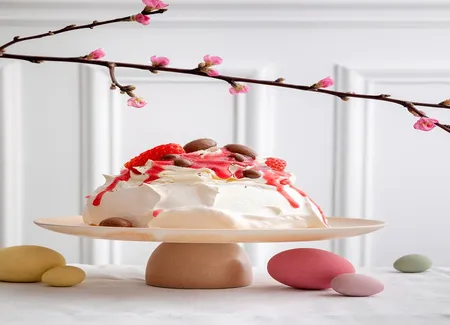 Pavlova aux petits oeufs en chocolat et fraises