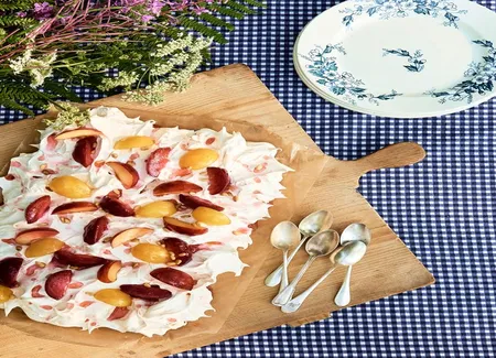 Pavlova aux prunes, épices et porto