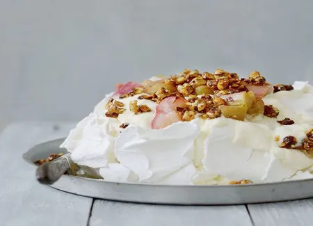 Pavlova chocolat blanc, noisettes et rhubarbe
