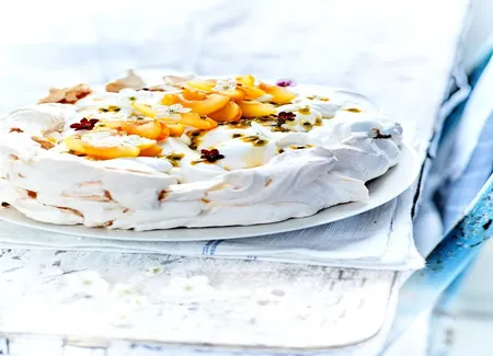 Pavlova, crème fouettée aux fruits jaunes