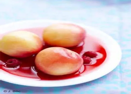 Pêches au sirop de groseilles, coulis de framboises