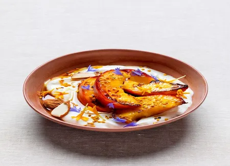 Pêches poêlées, skyr fleur d'oranger