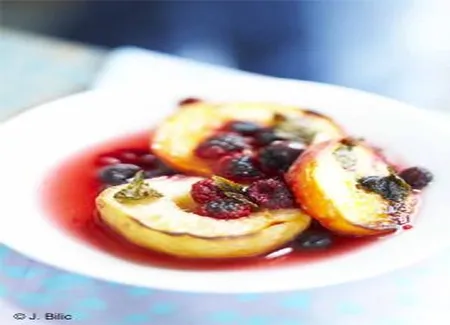 Pêches rôties aux fruits rouges et à la mélisse