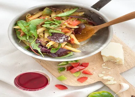 Penne aux tomates et aux pousses