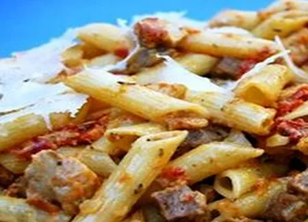 Pennes au poulet, à la saucisse italienne grillée et à la crémeuse de tomates séchées au romarin