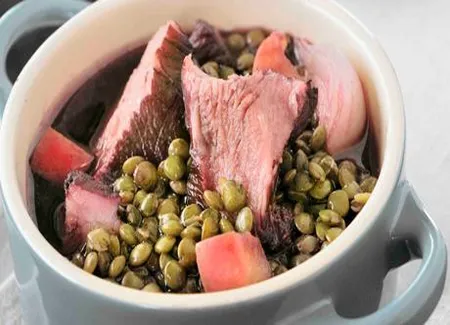 Petit salé en cocotte aux lentilles et au porc, sauce pomme d'amour