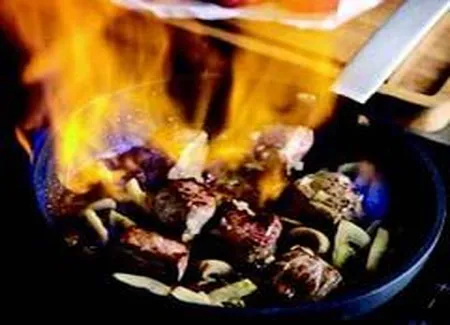 Petit sauté de boeuf à la fondue d'oignons, flambé à la gentiane