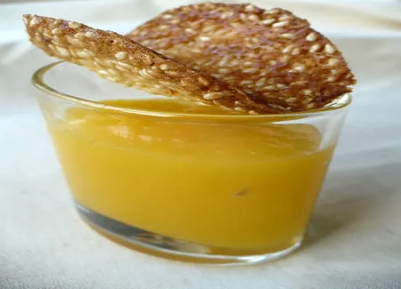 Petite crème de mangue et sa tuile à l'orange et au sésame