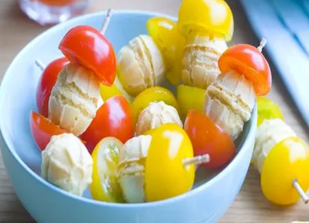 Petites brochettes de tomates cerise et gaufrettes au fromage