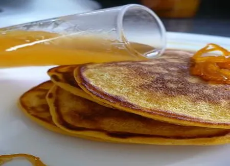 Petites crêpes épaisses à la citrouille, sirop d'orange