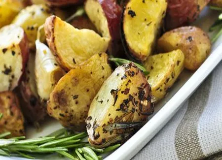 Petites pommes de terre rouges, rôties au romarin