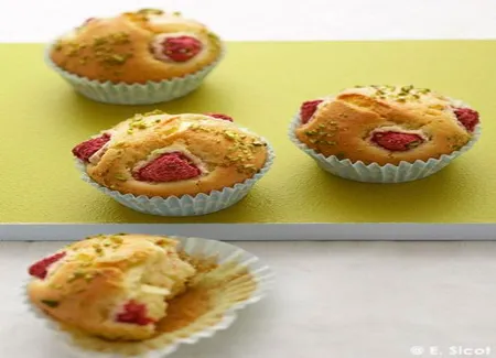 Petits cakes au yaourt de chèvre, framboises et pistaches