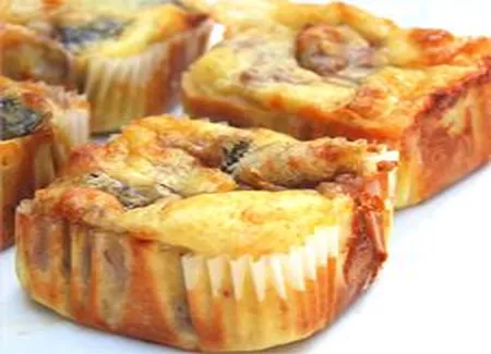Petits cakes aux figues, fromage de chèvre et prosciutto